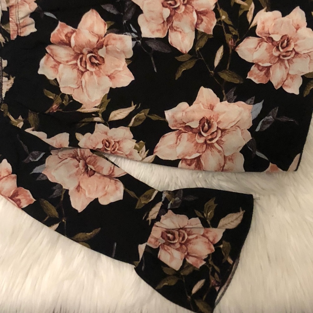 Off the shoulder floral print top✨ - Picture 2 of 5